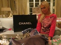 Ia berfoto dengan hadiah Natalnya. (Twitter; Daily Mail)