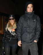 Kemesraan Paris Hilton & Pacar Saat Natal