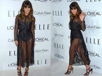 Lea Michele tampak seksi dibalut dress lace hitam menerawang Zimmerman dan sepatu suede 'Lorrina' B Brian Atwood. Frazer Harrison/Getty Images.