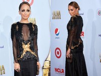 Dibalut gaun hitam yang sedikit menerawang, Nicole Richi tampak anggun dan seksi. Alberto E. Rodriguez/Getty Images for NCLR.