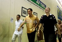 Rexy Mainaky (kiri), bersama Ketua Umum PB PBSI yang baru Gita Wirjawan (tengah) dan Wakil Ketua Umum PB PBSI Fuad Basya (kanan), berjalan melihat-lihat suasana Pelatnas Bulutangkis Cipayung, Jakarta Timur.