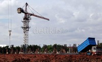 Para pekerja memasang tiang-tiang pancang tribun barat dan timur di Stadion Patriot Bekasi.