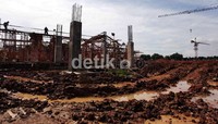 Para pekerja sibuk merampungkan pekerjaannya.