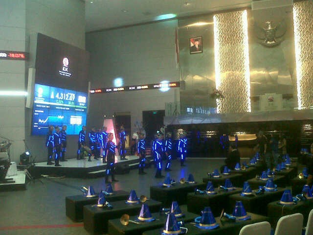Once, Yuni Shara & Para Penari Cantik Iringi Penutupan Bursa Saham 2012