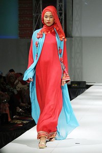 Iesye Asyifa Tenun Art In Love. IPBM [Ikatan Perancang Busana Muslim] Jabar collection 2013 Fashion & Art at The Trans Luxury Hotel. Bandung. [Foto: Mohammad Abduh/Wolipop]