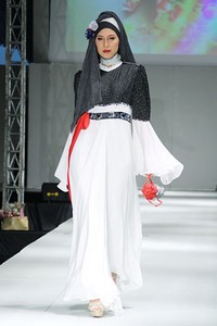 Setiani Big Sand. IPBM [Ikatan Perancang Busana Muslim] Jabar collection 2013 Fashion & Art at The Trans Luxury Hotel. Bandung. [Foto: Mohammad Abduh/Wolipop]