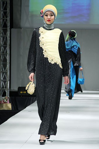 Setiani Big Sand. IPBM [Ikatan Perancang Busana Muslim] Jabar collection 2013 Fashion & Art at The Trans Luxury Hotel. Bandung. [Foto: Mohammad Abduh/Wolipop]