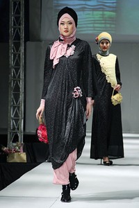 Setiani Big Sand. IPBM [Ikatan Perancang Busana Muslim] Jabar collection 2013 Fashion & Art at The Trans Luxury Hotel. Bandung. [Foto: Mohammad Abduh/Wolipop]