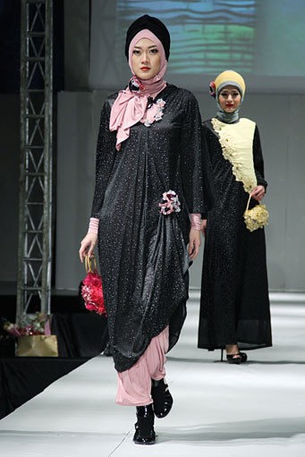 Setiani Big Sand. IPBM [Ikatan Perancang Busana Muslim] Jabar collection 2013 Fashion & Art at The Trans Luxury Hotel. Bandung. [Foto: Mohammad Abduh/Wolipop]