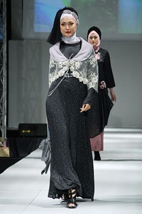 Setiani Big Sand. IPBM [Ikatan Perancang Busana Muslim] Jabar collection 2013 Fashion & Art at The Trans Luxury Hotel. Bandung. [Foto: Mohammad Abduh/Wolipop]