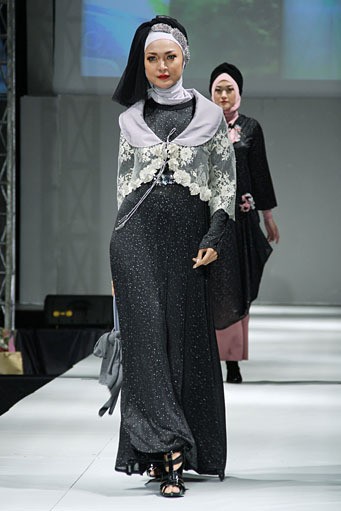 Setiani Big Sand. IPBM [Ikatan Perancang Busana Muslim] Jabar collection 2013 Fashion & Art at The Trans Luxury Hotel. Bandung. [Foto: Mohammad Abduh/Wolipop]