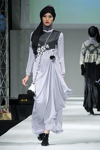 Setiani Big Sand. IPBM [Ikatan Perancang Busana Muslim] Jabar collection 2013 Fashion & Art at The Trans Luxury Hotel. Bandung. [Foto: Mohammad Abduh/Wolipop]