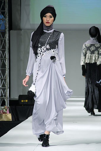 Setiani Big Sand. IPBM [Ikatan Perancang Busana Muslim] Jabar collection 2013 Fashion & Art at The Trans Luxury Hotel. Bandung. [Foto: Mohammad Abduh/Wolipop]
