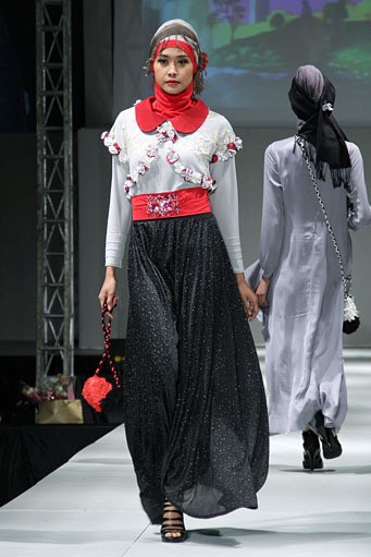Setiani Big Sand. IPBM [Ikatan Perancang Busana Muslim] Jabar collection 2013 Fashion & Art at The Trans Luxury Hotel. Bandung. [Foto: Mohammad Abduh/Wolipop]