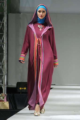 Iesye Asyifa Tenun Art In Love. IPBM [Ikatan Perancang Busana Muslim] Jabar collection 2013 Fashion & Art at The Trans Luxury Hotel. Bandung. [Foto: Mohammad Abduh/Wolipop]