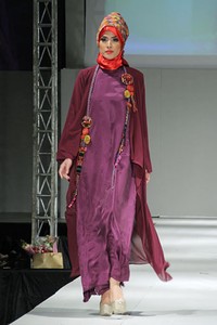 Iesye Asyifa Tenun Art In Love. IPBM [Ikatan Perancang Busana Muslim] Jabar collection 2013 Fashion & Art at The Trans Luxury Hotel. Bandung. [Foto: Mohammad Abduh/Wolipop]