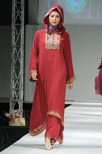 Iesye Asyifa Tenun Art In Love. IPBM [Ikatan Perancang Busana Muslim] Jabar collection 2013 Fashion & Art at The Trans Luxury Hotel. Bandung. [Foto: Mohammad Abduh/Wolipop]