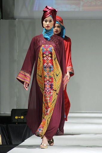 Iesye Asyifa Tenun Art In Love. IPBM [Ikatan Perancang Busana Muslim] Jabar collection 2013 Fashion & Art at The Trans Luxury Hotel. Bandung. [Foto: Mohammad Abduh/Wolipop]