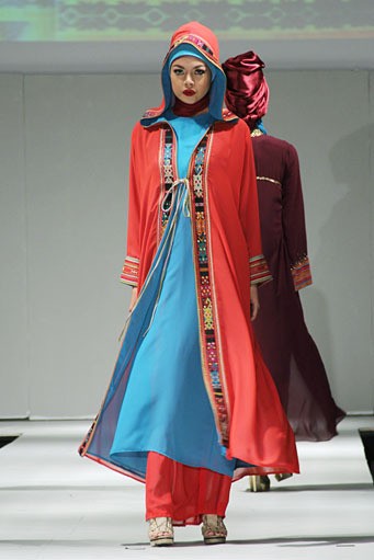 Iesye Asyifa Tenun Art In Love. IPBM [Ikatan Perancang Busana Muslim] Jabar collection 2013 Fashion & Art at The Trans Luxury Hotel. Bandung. [Foto: Mohammad Abduh/Wolipop]