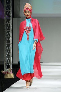 Iesye Asyifa Tenun Art In Love. IPBM [Ikatan Perancang Busana Muslim] Jabar collection 2013 Fashion & Art at The Trans Luxury Hotel. Bandung. [Foto: Mohammad Abduh/Wolipop]