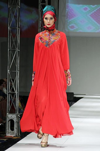 Iesye Asyifa Tenun Art In Love. IPBM [Ikatan Perancang Busana Muslim] Jabar collection 2013 Fashion & Art at The Trans Luxury Hotel. Bandung. [Foto: Mohammad Abduh/Wolipop]