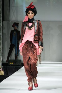 Errin Ugaru Glams & Adventure Ghotam. IPBM [Ikatan Perancang Busana Muslim] Jabar collection 2013 Fashion & Art at The Trans Luxury Hotel. Bandung. [Foto: Mohammad Abduh/Wolipop]