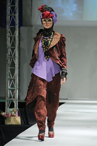 Errin Ugaru Glams & Adventure Ghotam. IPBM [Ikatan Perancang Busana Muslim] Jabar collection 2013 Fashion & Art at The Trans Luxury Hotel. Bandung. [Foto: Mohammad Abduh/Wolipop]