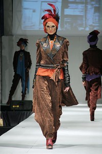 Errin Ugaru Glams & Adventure Ghotam. IPBM [Ikatan Perancang Busana Muslim] Jabar collection 2013 Fashion & Art at The Trans Luxury Hotel. Bandung. [Foto: Mohammad Abduh/Wolipop]