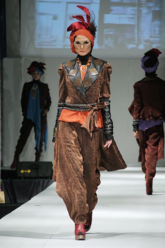 Errin Ugaru Glams & Adventure Ghotam. IPBM [Ikatan Perancang Busana Muslim] Jabar collection 2013 Fashion & Art at The Trans Luxury Hotel. Bandung. [Foto: Mohammad Abduh/Wolipop]