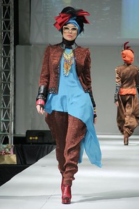 Errin Ugaru Glams & Adventure Ghotam. IPBM [Ikatan Perancang Busana Muslim] Jabar collection 2013 Fashion & Art at The Trans Luxury Hotel. Bandung. [Foto: Mohammad Abduh/Wolipop]