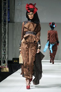 Errin Ugaru Glams & Adventure Ghotam. IPBM [Ikatan Perancang Busana Muslim] Jabar collection 2013 Fashion & Art at The Trans Luxury Hotel. Bandung. [Foto: Mohammad Abduh/Wolipop]