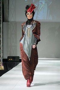 Errin Ugaru Glams & Adventure Ghotam. IPBM [Ikatan Perancang Busana Muslim] Jabar collection 2013 Fashion & Art at The Trans Luxury Hotel. Bandung. [Foto: Mohammad Abduh/Wolipop]