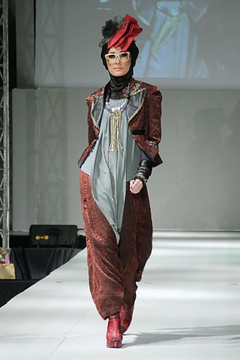Errin Ugaru Glams & Adventure Ghotam. IPBM [Ikatan Perancang Busana Muslim] Jabar collection 2013 Fashion & Art at The Trans Luxury Hotel. Bandung. [Foto: Mohammad Abduh/Wolipop]