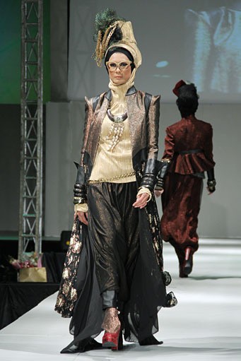 Errin Ugaru Glams & Adventure Ghotam. IPBM [Ikatan Perancang Busana Muslim] Jabar collection 2013 Fashion & Art at The Trans Luxury Hotel. Bandung. [Foto: Mohammad Abduh/Wolipop]
