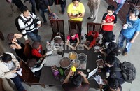 Untuk para orang tua yang membawa anak juga bisa mengajak dan mengajarkan anaknya untuk melihat dan teribat langsung membuat cokelat.