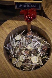 Salah satunya adalah cokelat lollypop.