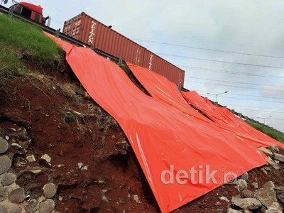 Tebing Tol JORR Cikunir-Bintara Longsor