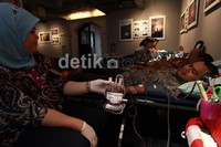 Warga mengikuti acara donor darah di galeri foto Antara, Jakarta.