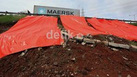 Tebing yang longsor di Tol JORR Cikunir-Bintara, Kota Bekasi, Sabtu (29/12), ditutup oleh terpal.