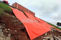 Gudukan tanah yang longsor kurang lebih setinggi 5 meter.