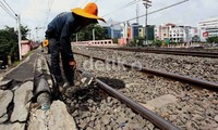 Penataan batu koral dan penyelarasan rel kereta menjadi prioritas pengerjaan perawatan ini.