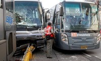 Salah satu bus tampak ringsek akibat menabrak trotoar.