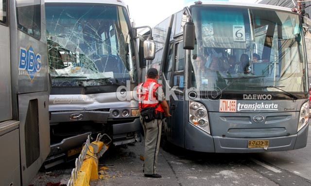 TransJ Seruduk TransJ di Buncit