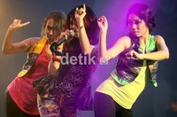 Dengan kostum dan tarian yang khas, Indah tampil percaya diri bersama para penari latar.