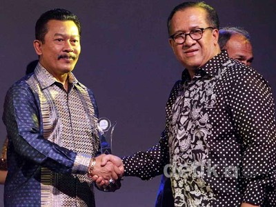 Garuda Raih Penghargaan Kunjungan Wisata 2012