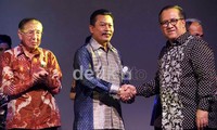 Wakil Menteri Pariwisata dan Ekonomi Kreatif (Wamen Parekraf), Sapta Nirwandar (kanan), memberikan tropi kepada PT Garuda Indonesia, saat Penganugerahan Tahun Kunjungan Wisata 2012, di Jakarta, Jumat (28/12) malam.