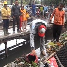 Petugas Kebersihan Temukan Orok Bayi di Sungai Ketintang