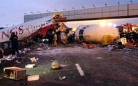 Pesawat milik maskapai penerbangan Rusia Red Wings itu hancur setelah gagal mendarat dan menabrak jalan raya di luar bandara Vnukovo, Moskow. AFP/Alexander Usoltsev.