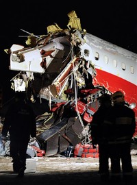 Petugas berusaha mengevakuasi pesawat. Sementara pilot, kopilot, teknisi pesawat dan seorang pramugari tewas dalam peristiwa tersebut. AFP/Andrey Smirnov.