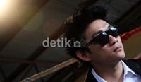Ifan sang vokalis menjadi fashion stylist dalam video klip tersebut.